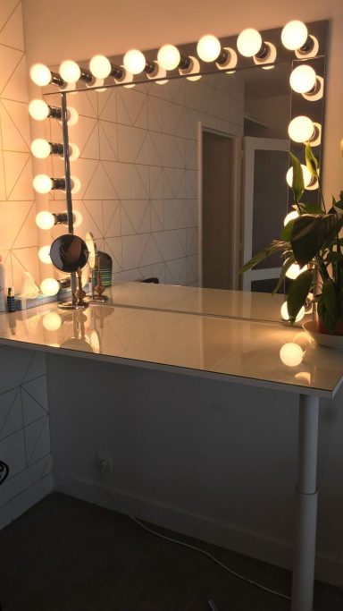  Une coiffeuse Hollywood
